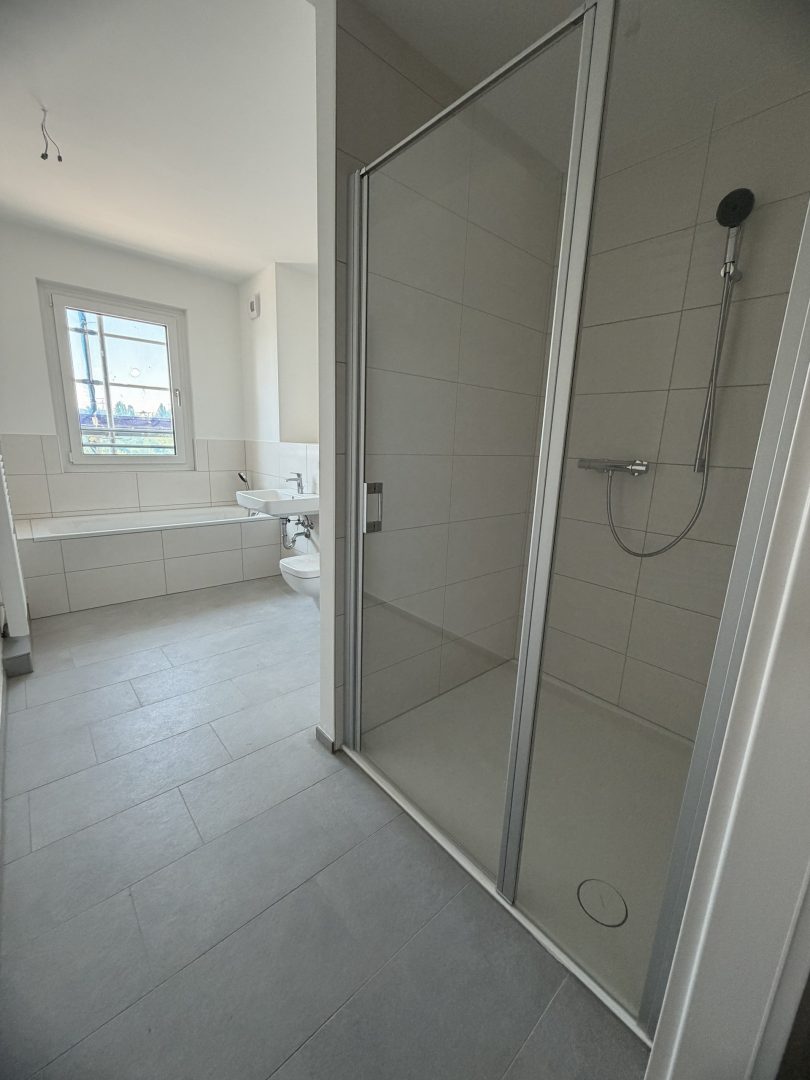Badezimmer mit Wanne und Dusche