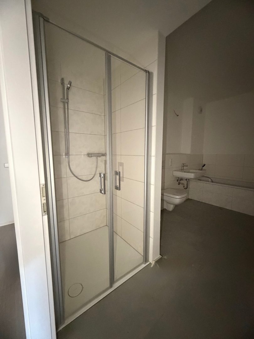 Bad mit Badewanne & Dusche