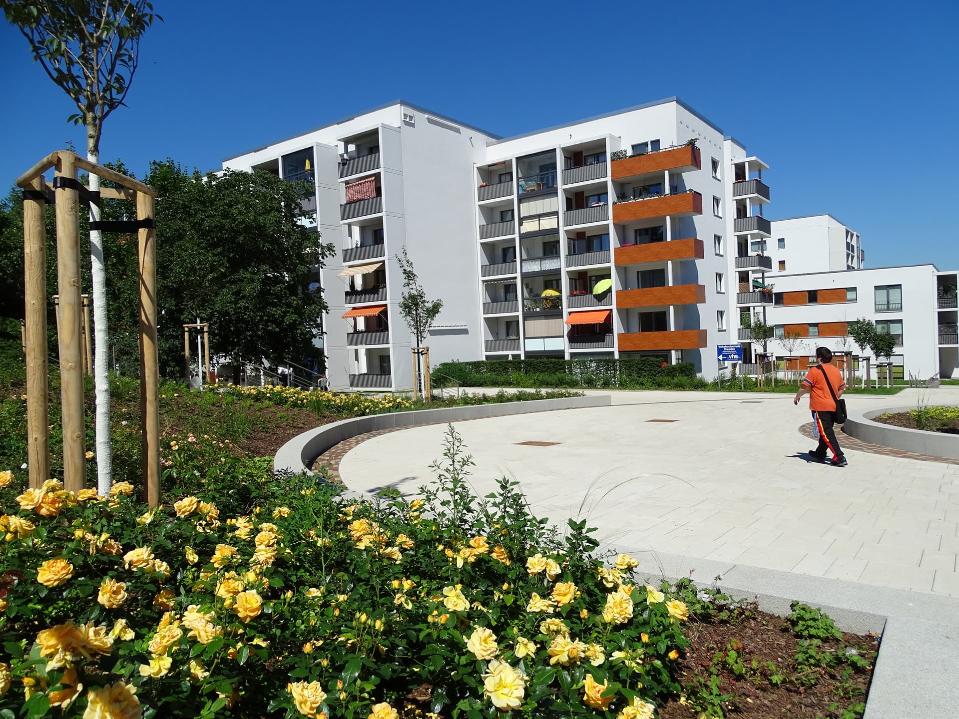 Neugestalteter Merianplatz Mit Sanierten Seniorenwohnungen In Gorbitz